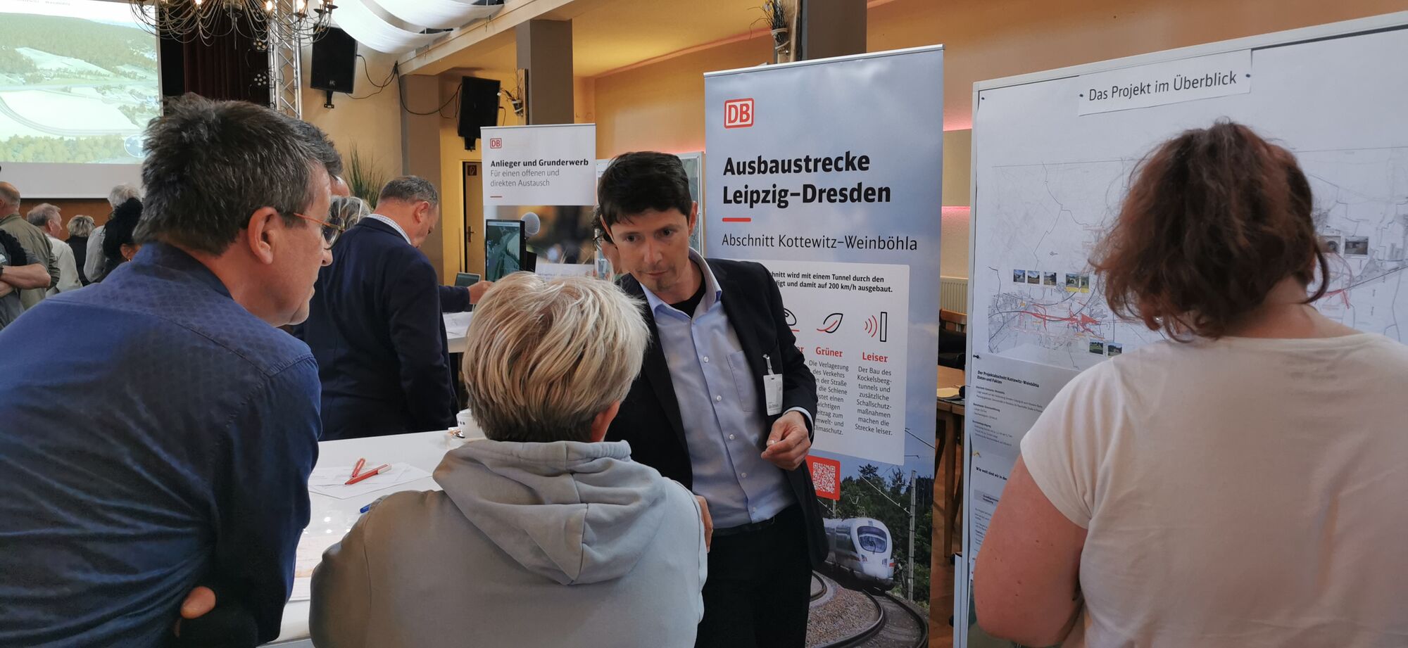 Bürgerinnen und Bürger informieren sich zum Gesamtprojekt und sind im Dialog mit Fachleuten.