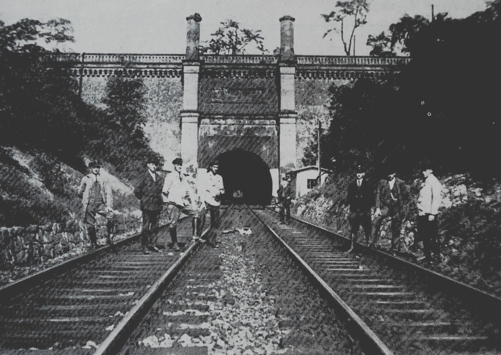 Historische Darstellung der Tunnelbauarbeiten in Oberau bei Dresden im Jahr 1837. Arbeiter graben mit einfachen Werkzeugen an der Errichtung des ersten Eisenbahntunnels Deutschlands. Im Hintergrund sind Teile der entstehenden Eisenbahntrasse.