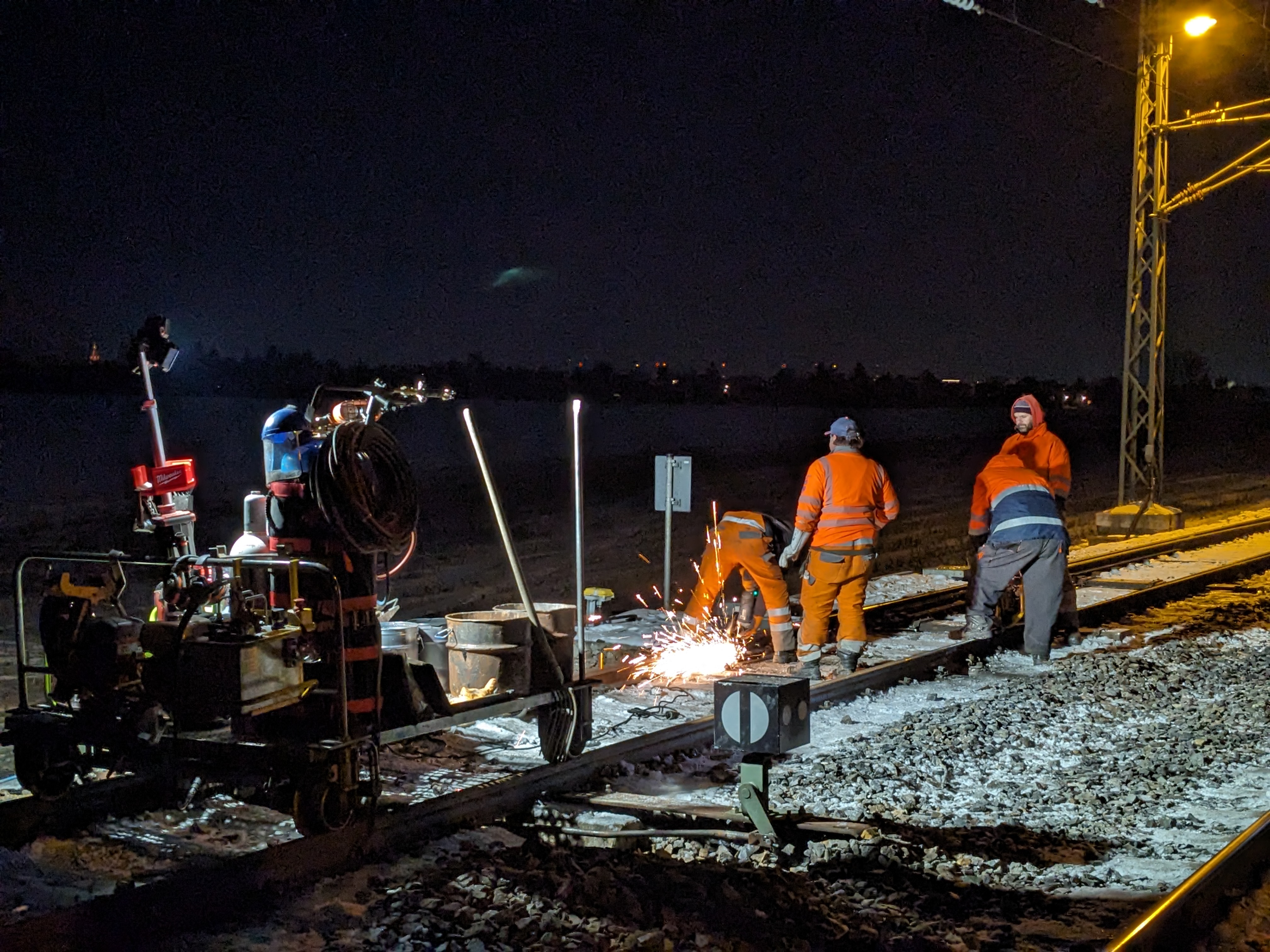 Arbeiter bauen die Weichen im Bereich Bahnhof Weißig ein