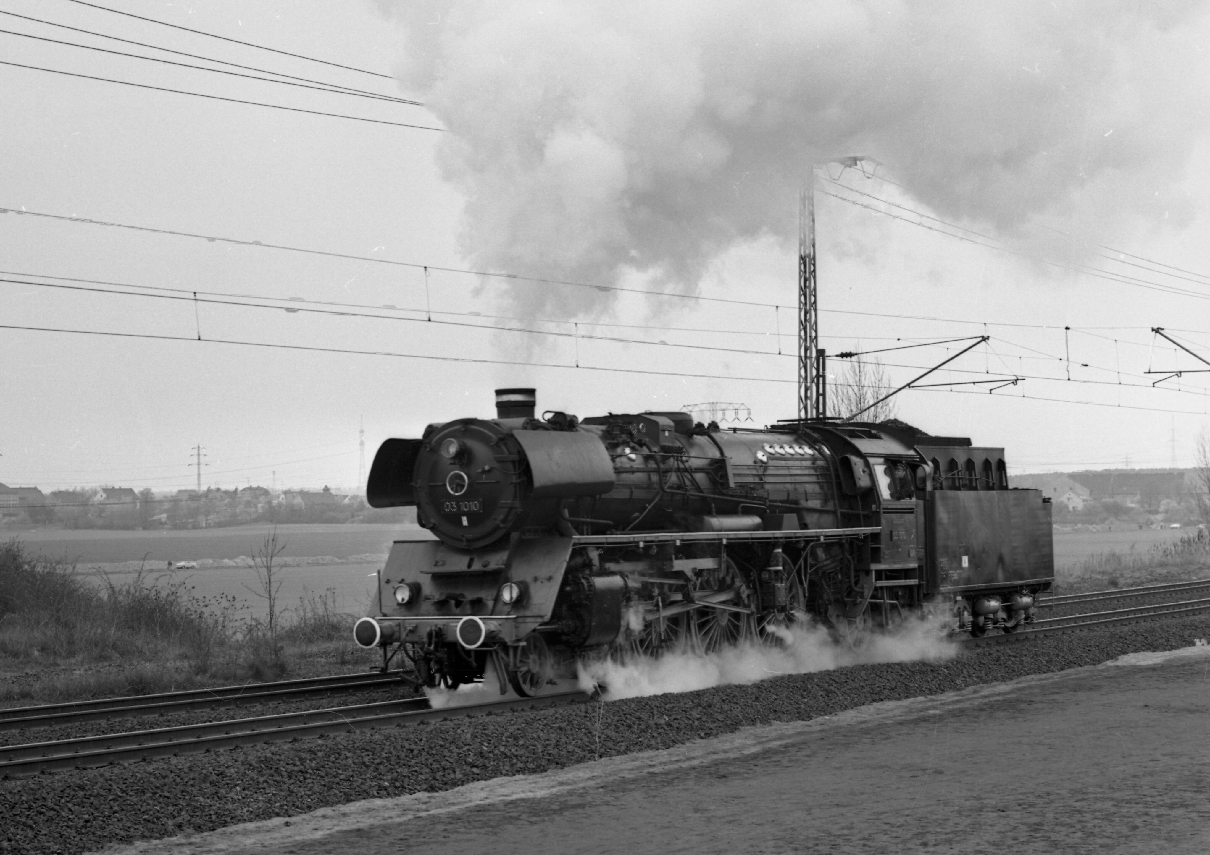 Eine Eisenbahn fährt auf der Strecke, für die Fahrzeugparade anlässlich des 150-jährigen Jubiläums der Leipzig-Dresdner Eisenbahn.