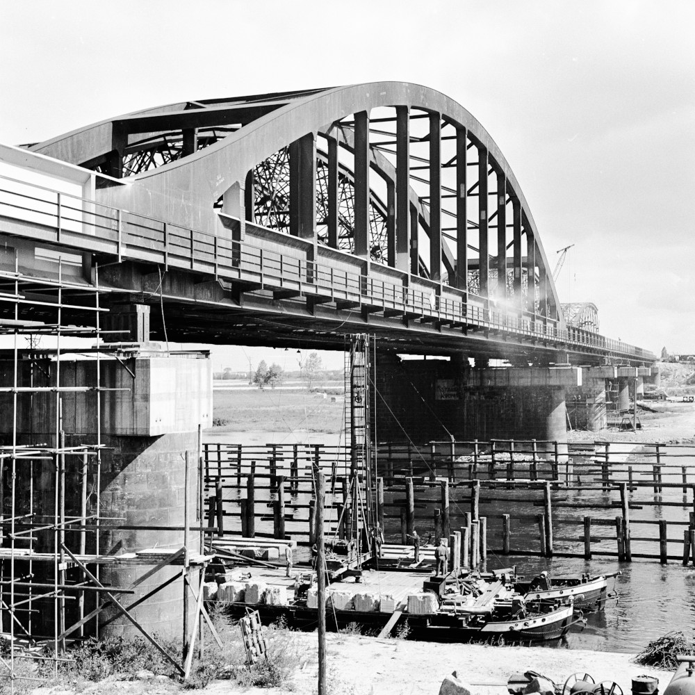 Bauarbeiten an der vierten Eisenbahnbrücke über die Elbe bei Riesa. Die neue Brücke ersetzt ältere Bauwerke und ist für den modernen Schienenverkehr ausgelegt.