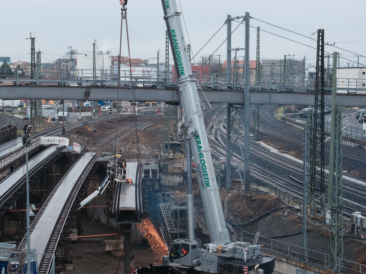 Ein Teil eines Überbaus des Kreuzungsbauwerks wird abgetrennt