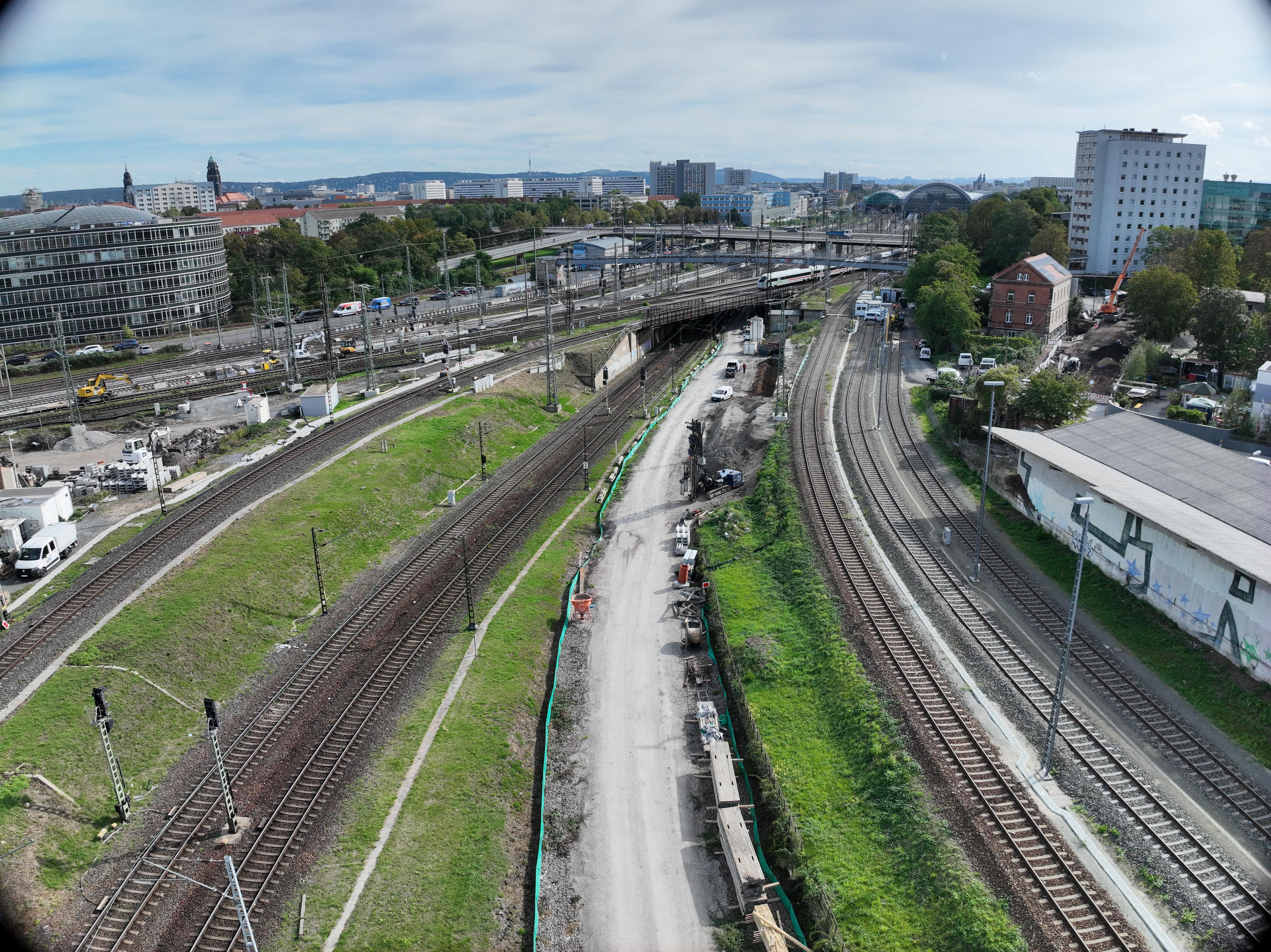 Luftaufnahme auf Kreuzungsbauwerk Dresden, mehrere Gleise, Häuser im Hintergrund