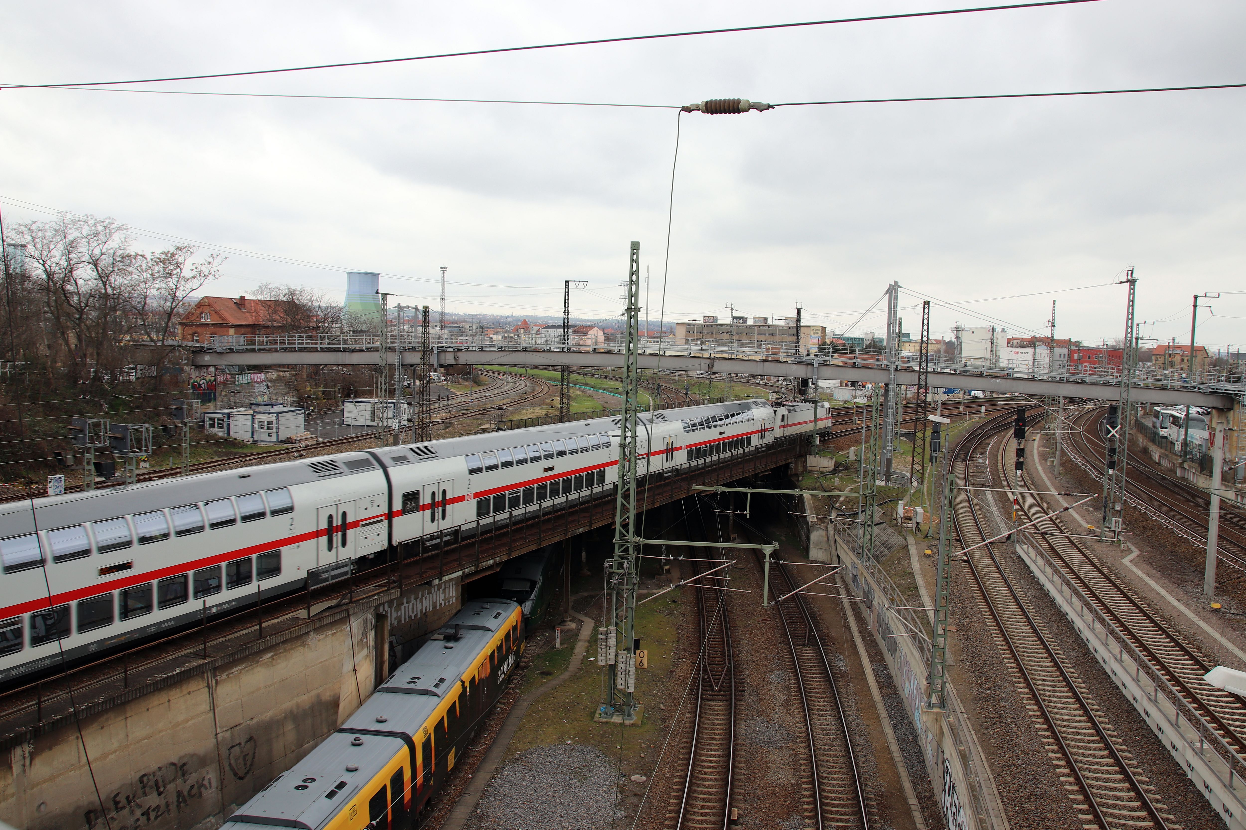 Blick auf das Kreuzungsbauwerk Dresden Hbf