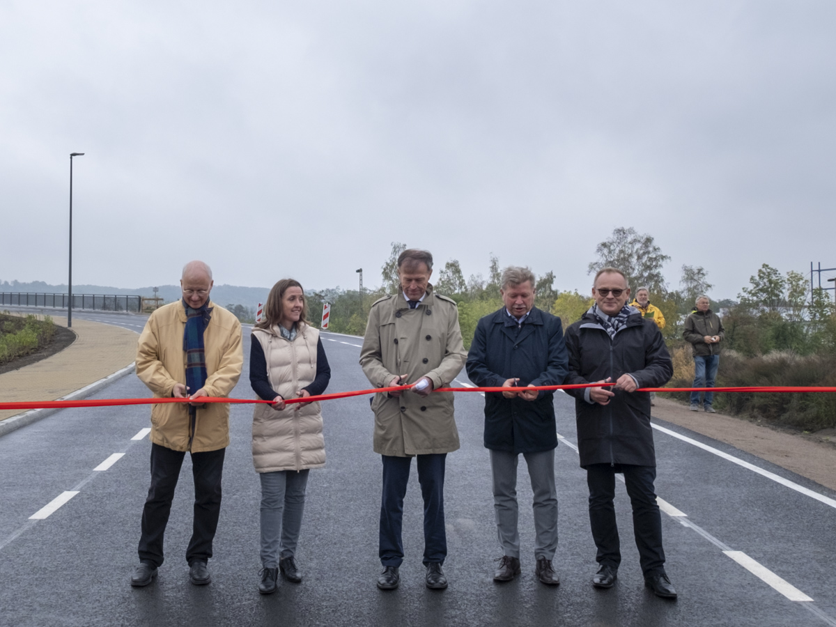 Dr. Jörg Müller, Friederike Trommer, Dr. Matthias Rößler, Bert Wendsche und Ulrich Mölke schneiden feierlich das Band zur Verkehrsfreigabe der Straßenbrücke Schiffsmühle durch.